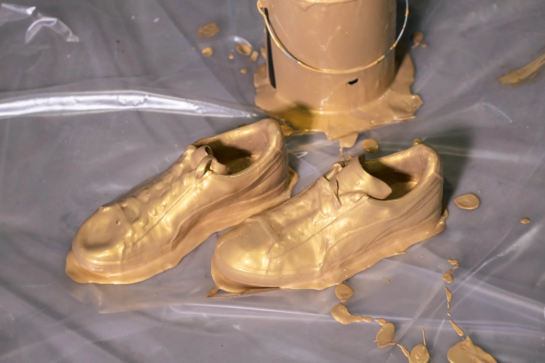 Gold PUMA Suede / Studio still life