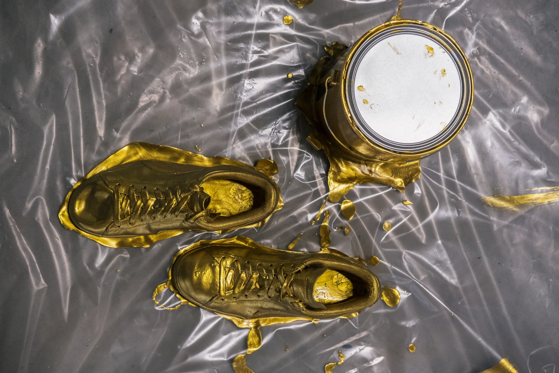 Gold PUMA Suede / Studio still life